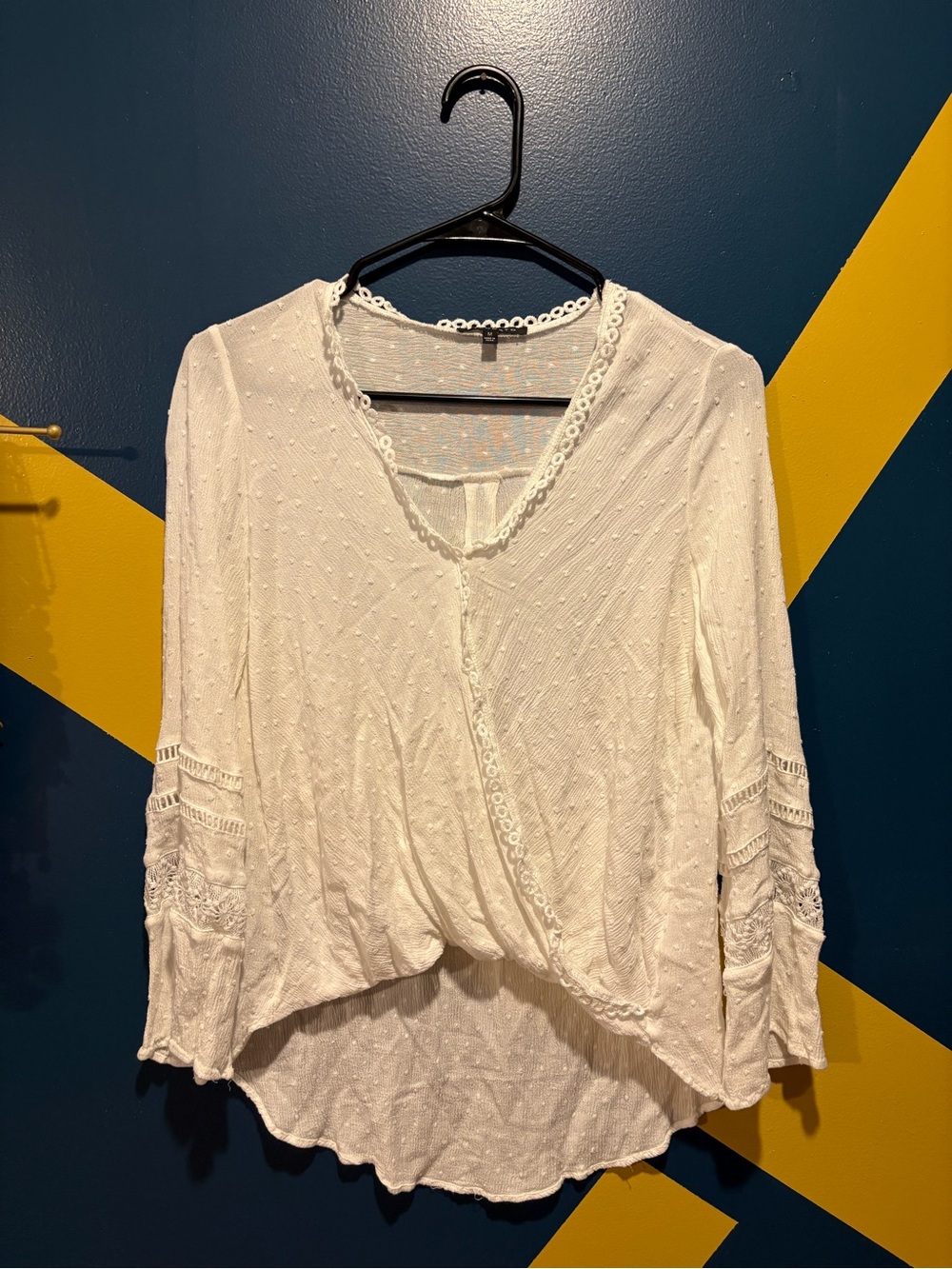 Staccato White V-Neck Swiss Dot & Embroidered Long Sleeve High-Low Top GUC